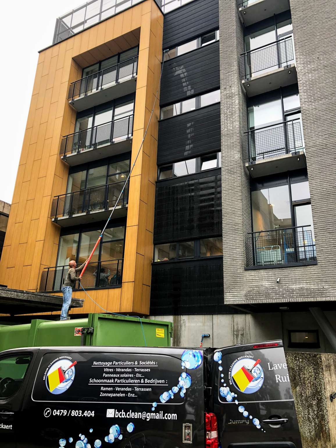 Gevel van een appartementsgebouw met bedrijfswagen
