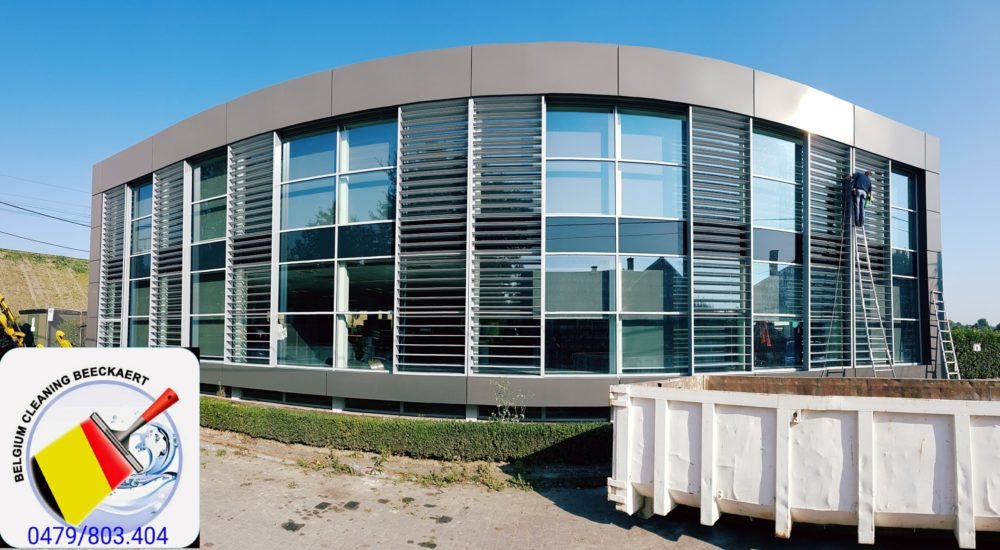 Glazen gebouw met ruitenwasser aan de gevel