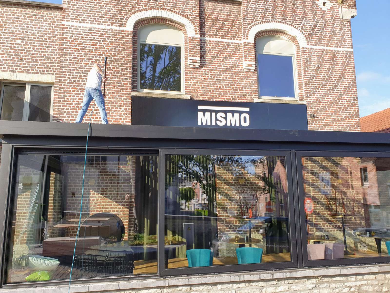 Ruitenwasser aan een winkelpui en veranda